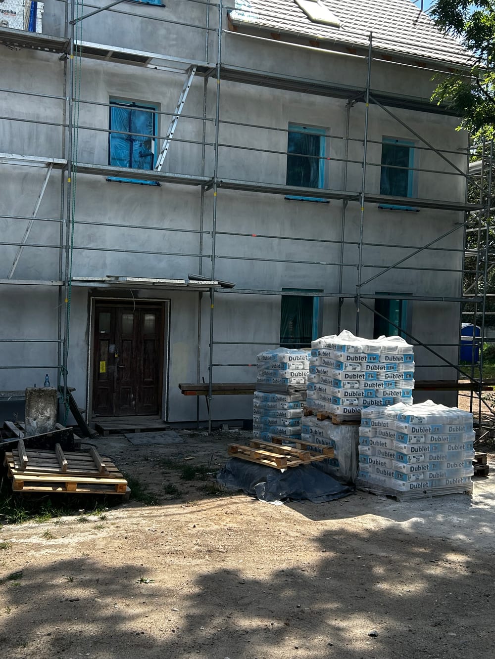 Palety tynku na placu budowy