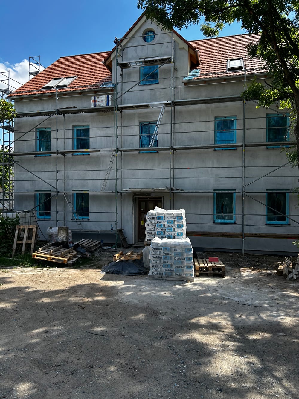 Tynkowanie elewacji budynku